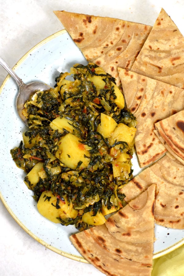 35个最好的菠菜食谱- Aloo palak。