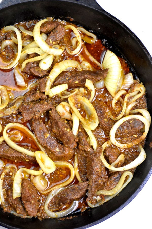 Bistec encebollado.