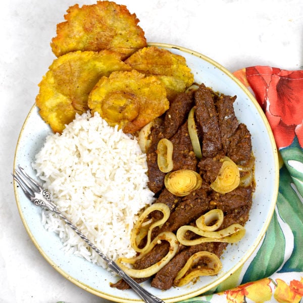 Bistec Encebollado(牛排和洋葱)